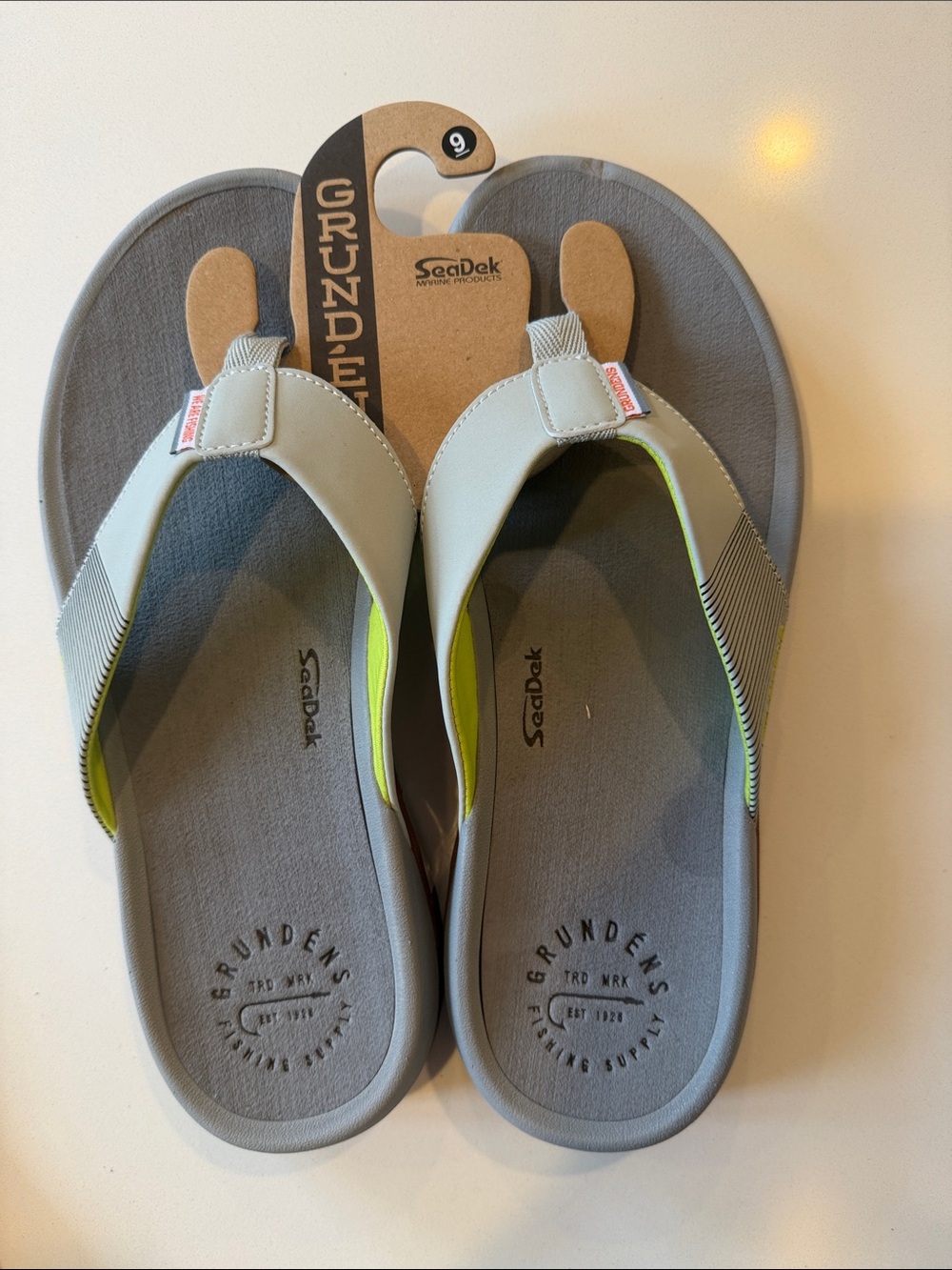 NEW- Mens sz 9 Grund’ens